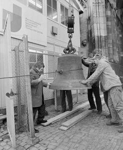 82392 Afbeelding van het verwijderen van de voor restauratie bestemde klokken van het carillon van de Domtoren ...